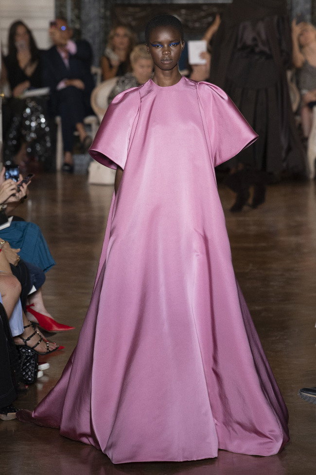 On the Runway. Valentino. Fall 2018 Couture. | SUPERSELECTED - Black ...